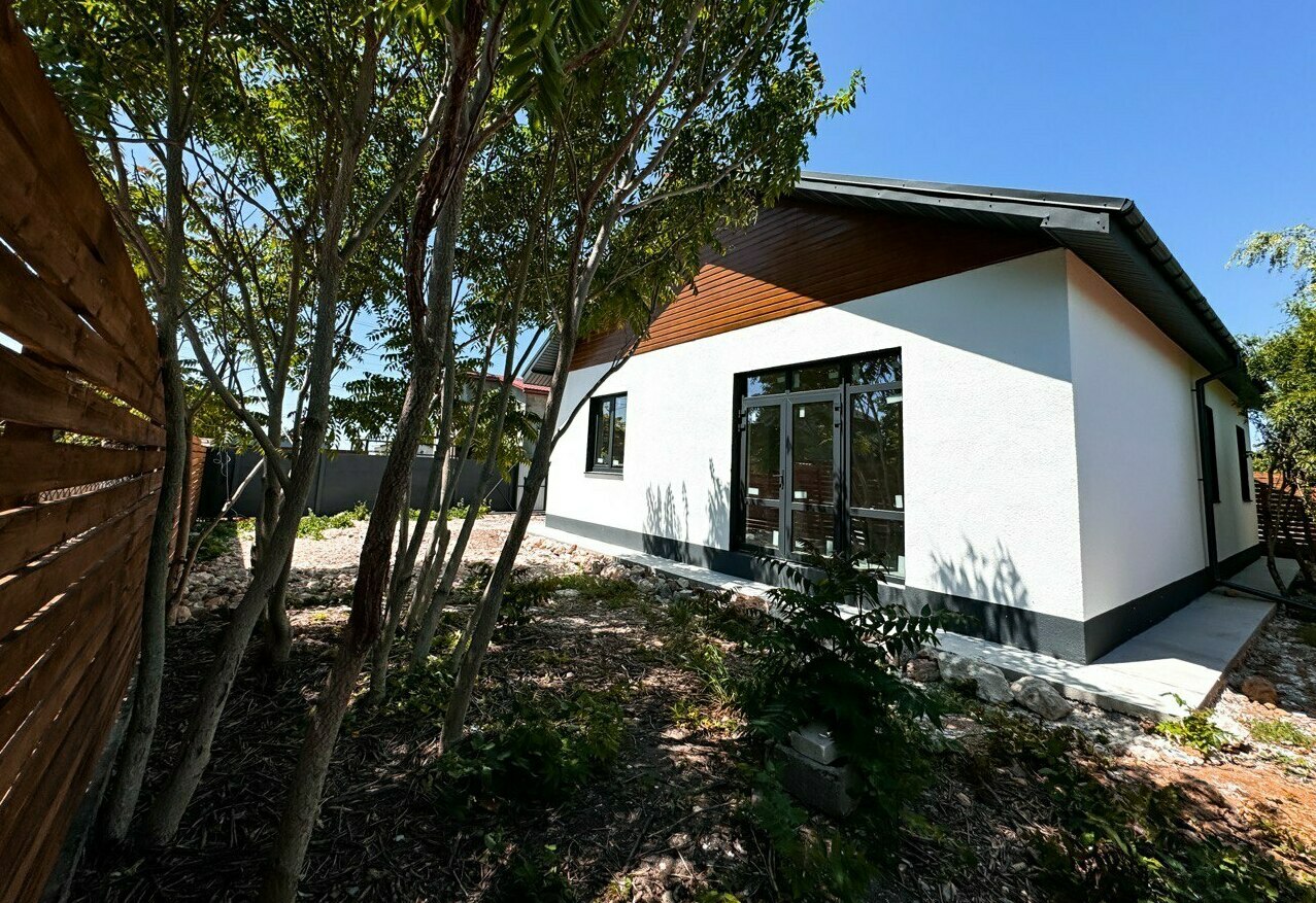 Дом из газобетона с шатровой крышей Одноэтажный дом с двускатной крышей